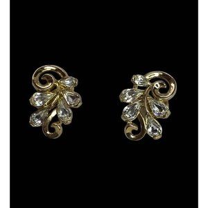 Vintage Trifari Signed Gold tone Rhinestone Clip On Earrings Beautiful!